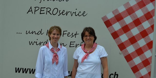 Petra Dietiker (links) und Evelyn Kuhn stehen stolz vor dem angeschriebenen Kühlwagen des Apéroservices. Sie freuen sich, dass sie sich als Unternehmerinnen und für die Wertschätzung der einheimischen Lebensmittel engagieren können. (Bild Isabelle Schwander)