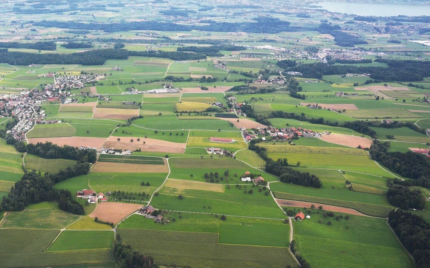 Aus der Luft sind bauliche Veränderungen innerhalb und ausserhalb der Bauzone gut ersichtlich. Die Behörden vergleichen heute bei Baugesuchen aktuelle Luftbilder mit solchen aus der Vergangenheit. 