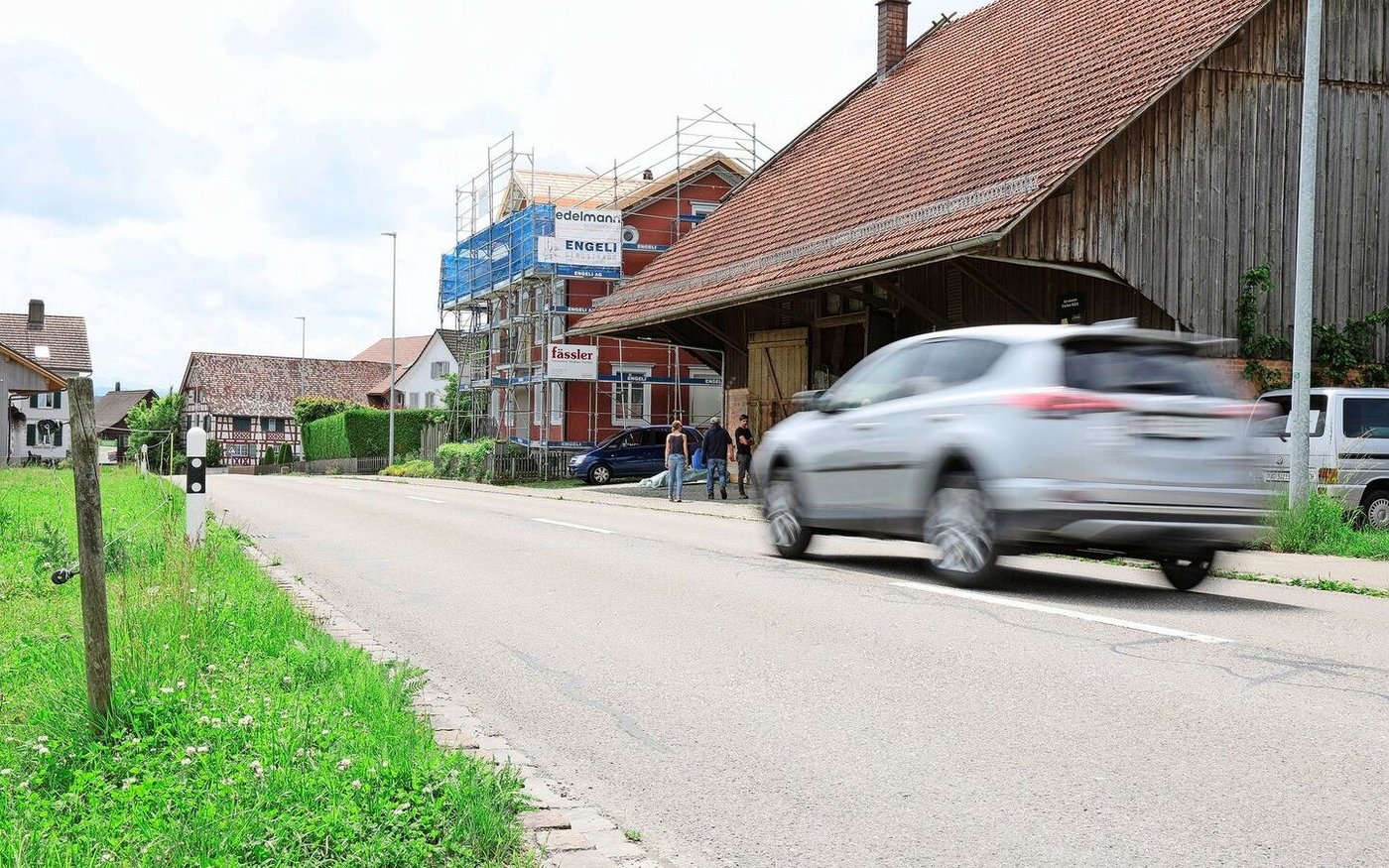 Die Autos auf der Kantonsstrasse vor dem Betrieb fahren schnell und gerade während Stosszeiten in hohen Kadenzen. 