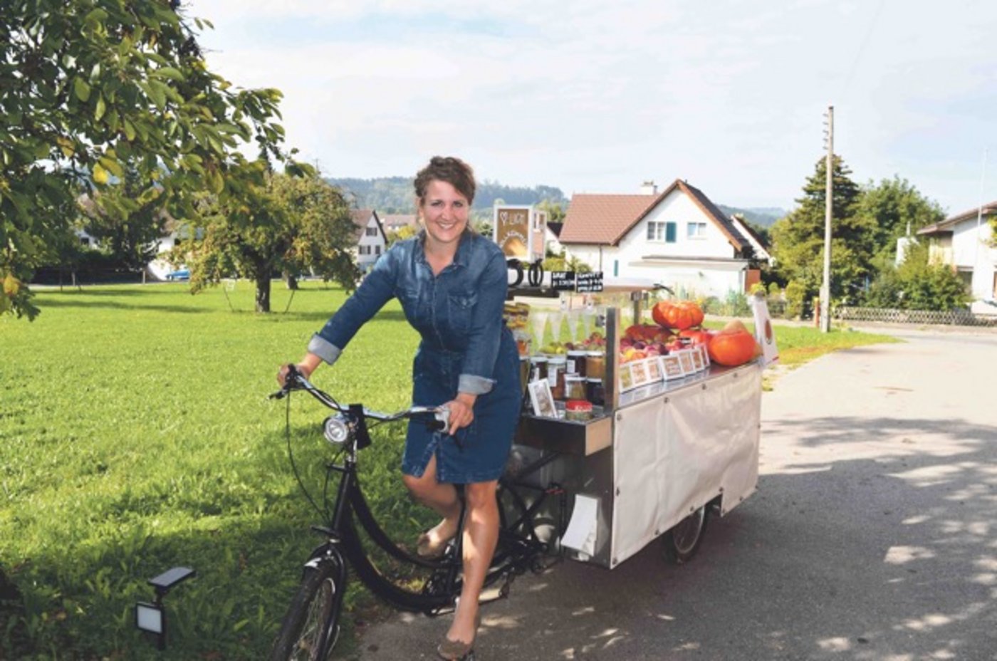 Der mobile Verkaufswagen ist das jüngste Projekt der Direktvermarktung von Rahel Osterwalder.   Mit diesem kann sie leicht gut frequentierte Stellen erreichen. (Bild Isabelle Schwander)