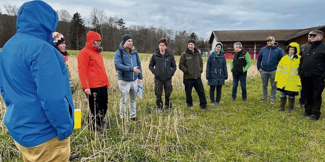 Laut Dominik Füglistaller (4. v. l.) ist Winterhanf aus anbautechnischer Sicht für die Schweizer Landwirtschaft eine interessante Nutzpflanze. Die HAFL untersucht neben den Anbaubedingungen auch die Wirtschaftlichkeit.