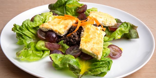 Linsensalat mit Traubenbeeren und gebackenem Ricotta. (Bild Ueli Christoffel/SRF)