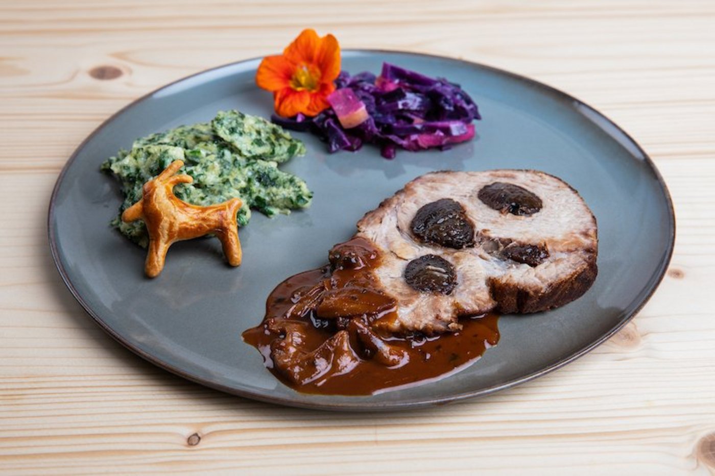 Schweinsbraten gefüllt mit Dörrzwetschgen an Marsalasauce, Spinatpizokel und Rotkraut. (Bild SRF/ Ueli Christoffel)