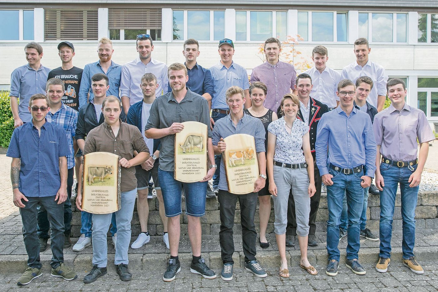 Strahlende und stolze Gesichter auch bei der Abschlussklasse H-LW3b. (Bild Natalie Boo)