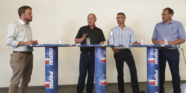 Roland Wyss (Präsident SAJ), Fritz Rothen (Geschäftsführer IP-Suisse), Urs Brändli (Präsident Bio Suisse) und Gemüseproduzent Beat Bösiger. (Bild lid/ji)