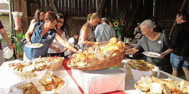 Der 1.-August-Brunch ist beliebt, bedeutet für die Gastgeberfamilien aber viel Aufwand. Letztes Jahr hatten sich 281 Höfe angemeldet, bisher sind es deutlich weniger.