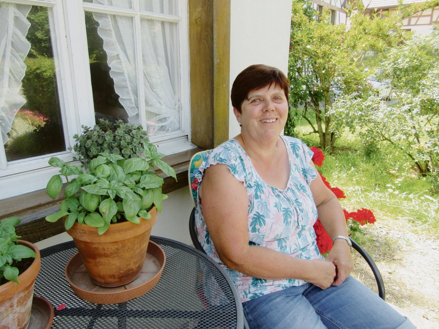 Rosmarie Saxer musste schon früh zu Hause anpacken, da ihre Mutter krank war. Nebst der Hofarbeit machen ihr das Haushalten und die Handarbeit Freude. Immer häufiger gönnt sie sich gerne mal etwas Freizeit und Erholung. (Bild Margreth Rinderknecht)