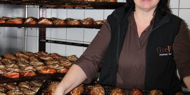 Adelheid Gsells Spezialität sind "g'räuchti Pouletbrüstli". (Bild Gsell Spezialitäten)