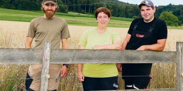 Ein erfolgreiches Trio: die beiden Landwirte Raphael Amgwerd (links) und Willy Bertschi mit Sabine Rinderknecht, Betriebsleiterin vom Neuhof.