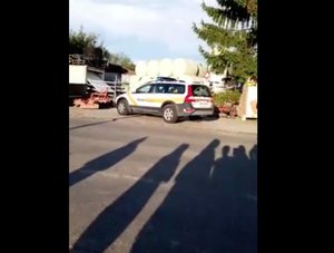 Tierquäler verhaftet - Belagerung erfolgreich Tierschützer belagern Pferdehof, die Polizei ist vor Ort. (Screenshot Facebook / Marii Ru)