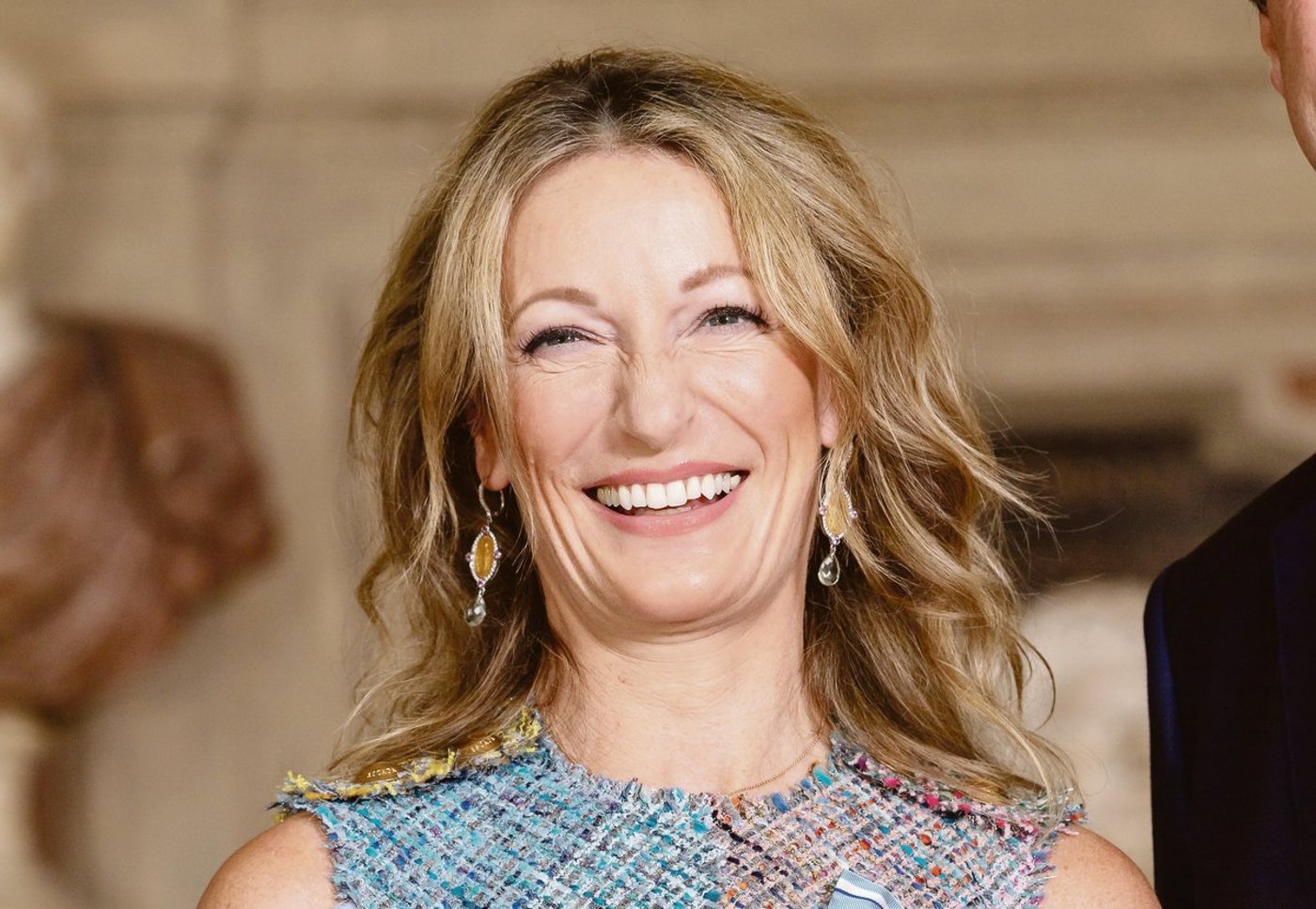 Auf offiziellen Bildern ist sie oft glamourös und topgestylt. Doch die deutsche Kabarettistin Monika Gruber ist im Herzen eine bodenständige Bauerntochter geblieben. (Bild Keystone)