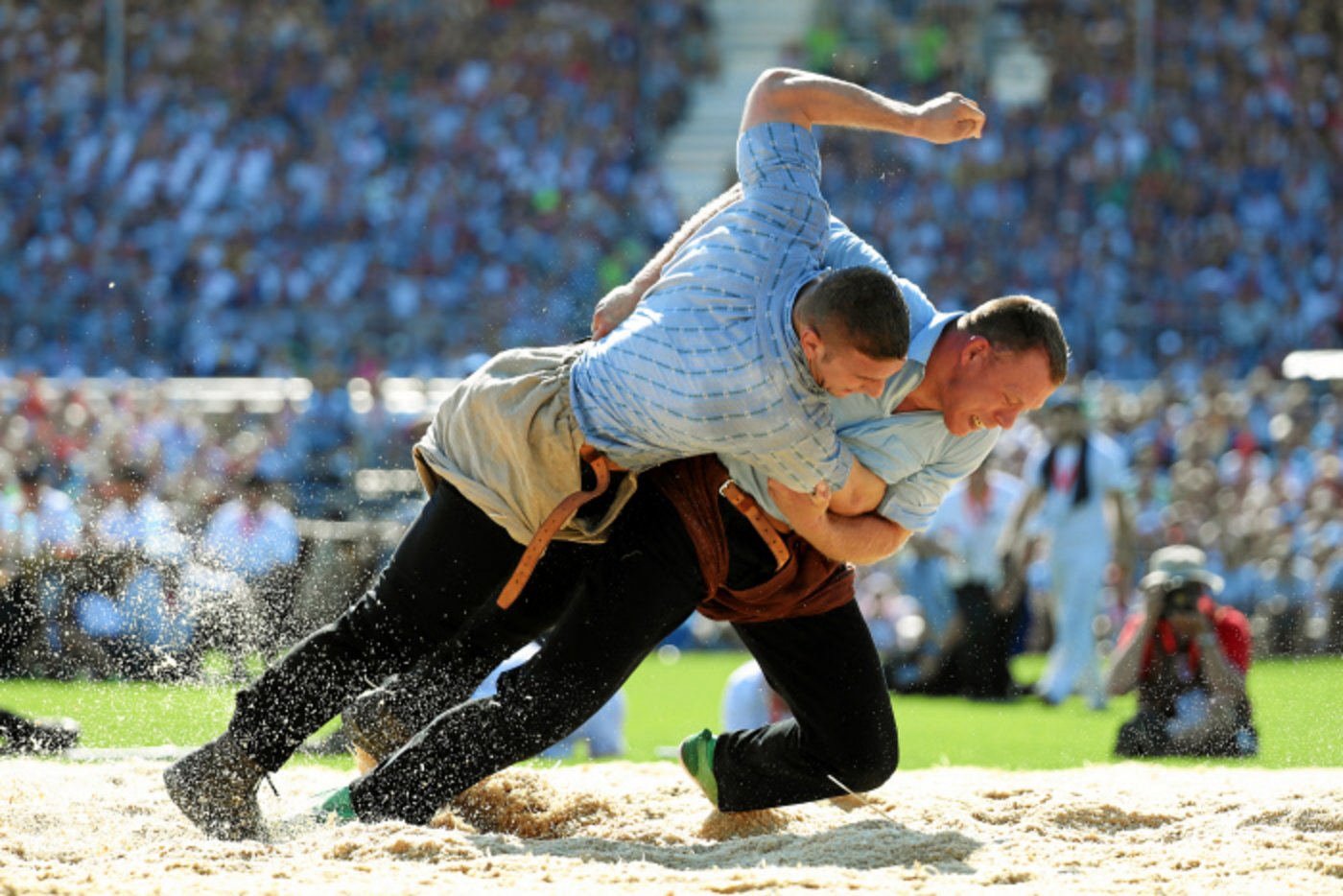 Armin Orlik (links) kommt zu Fall. Der Berner Matthias Sempach macht mit dem Bündner recht kurzen Prozess... (Bilder Swiss-Image.ch/Andy Mettler)