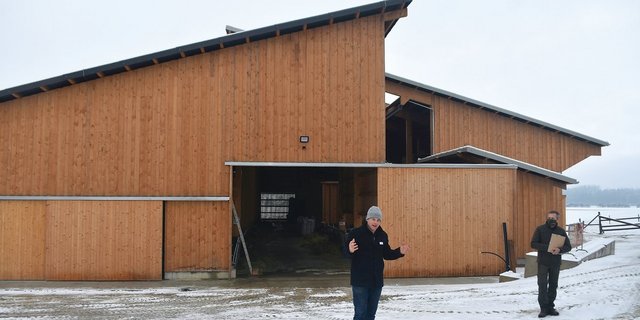 Bauherr Andreas Elliker (l.) stellt den Stallneubau vor. Paul Koch, Präsident von Lignum Ost, hört zu.(Bild Thomas Güntert)