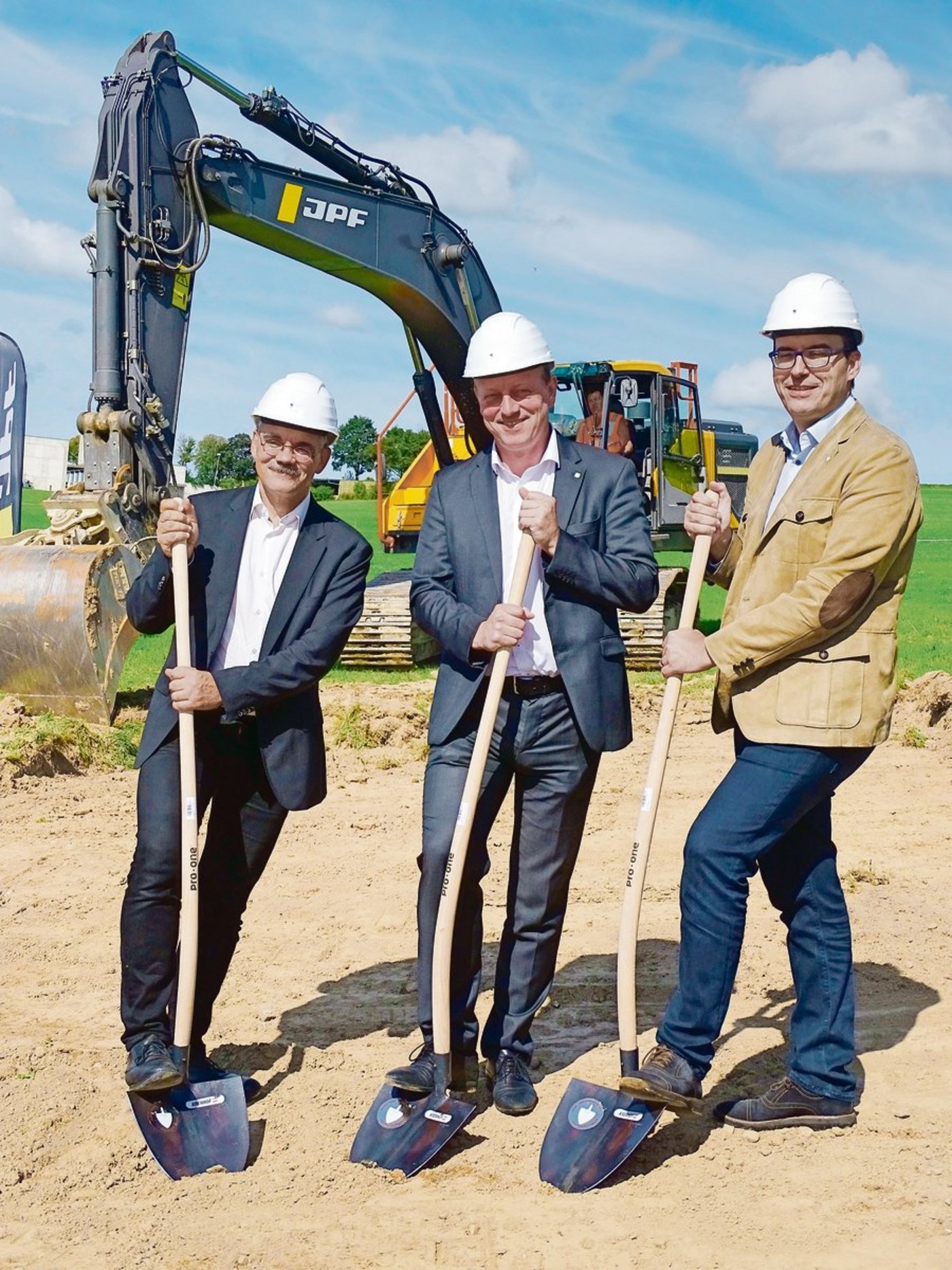 V. l. n. r.: Die Staatsräte Jean-François Steiert, Didier Castella und Direktor Pascal Toffel setzen zum Spatenstich an.(Bild sj)