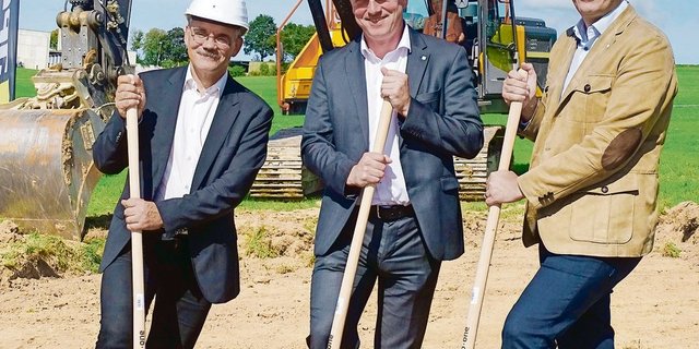 V. l. n. r.: Die Staatsräte Jean-François Steiert, Didier Castella und Direktor Pascal Toffel setzen zum Spatenstich an.(Bild sj)