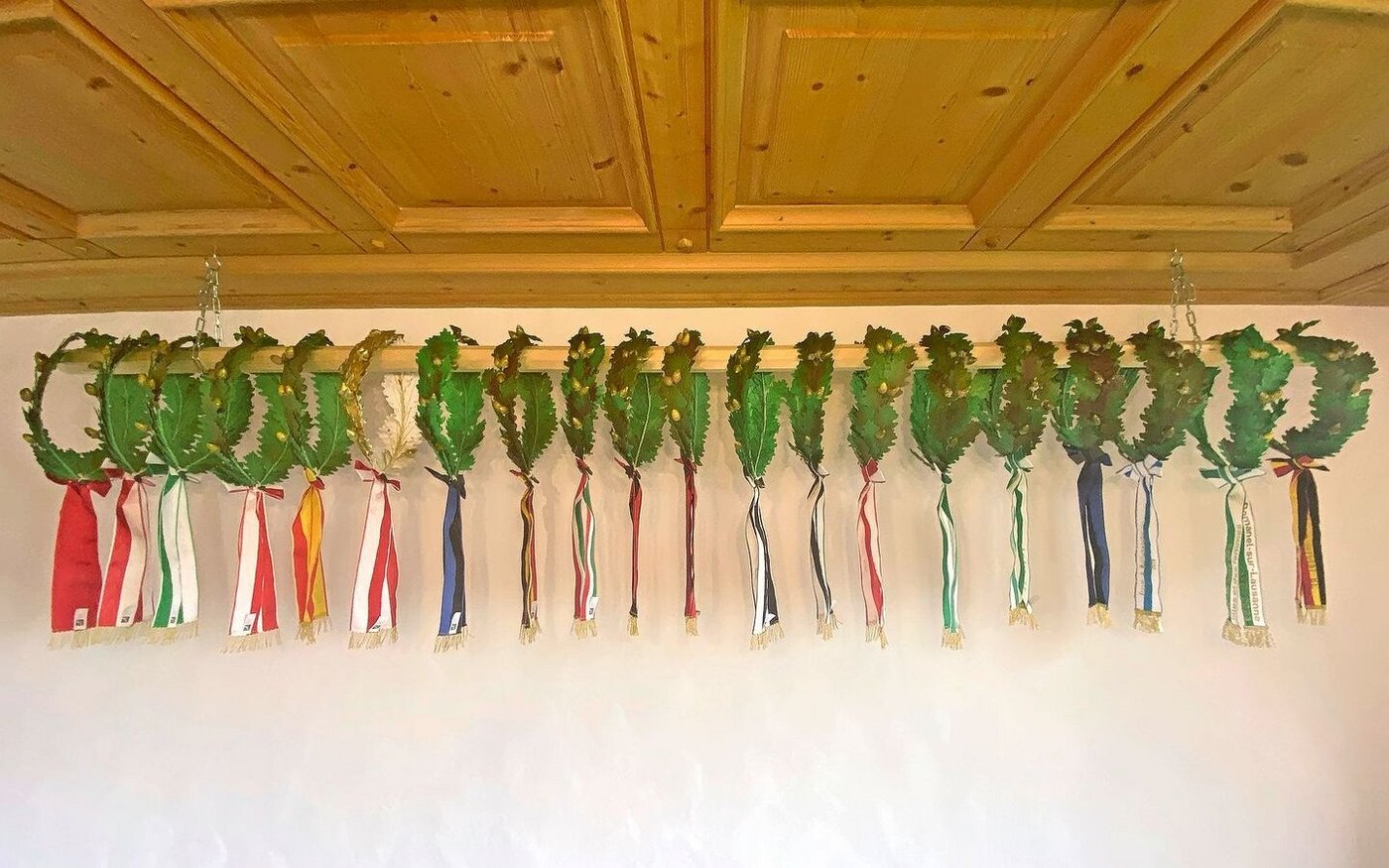 Stolz auf die Resultate: Die Sieger-Kränze hängen über dem Sofa.