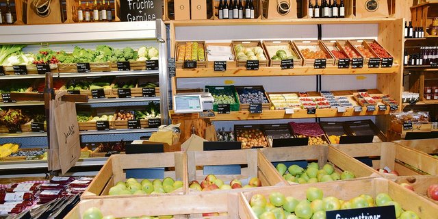 Jetzt nur nicht überheblich und zynisch werden. Der Verkauf im Hofladen ist eine Chance, den Konsumenten die Landwirtschaft näher zu bringen.(Bild Esther Thalmann)