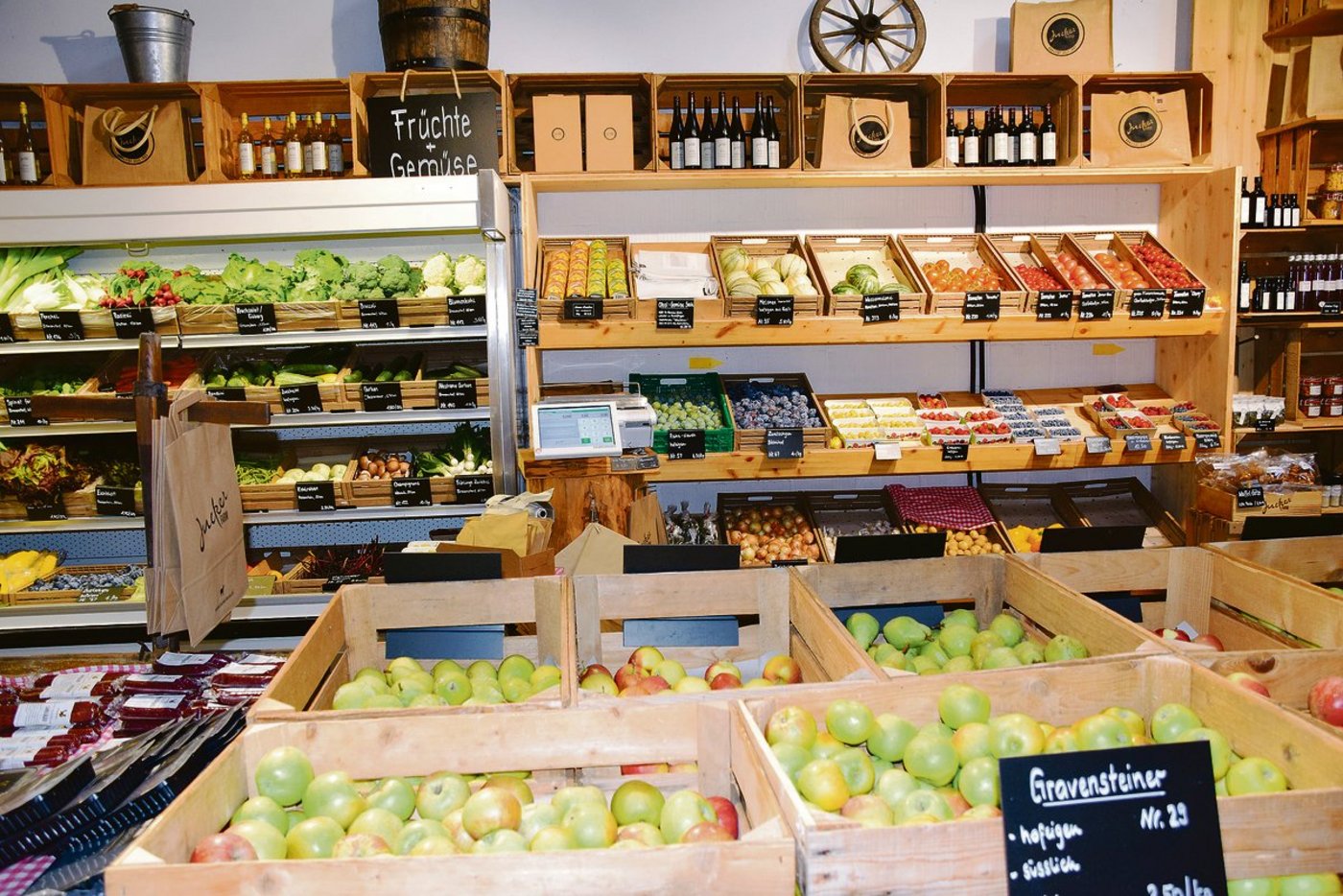 Jetzt nur nicht überheblich und zynisch werden. Der Verkauf im Hofladen ist eine Chance, den Konsumenten die Landwirtschaft näher zu bringen.(Bild Esther Thalmann)