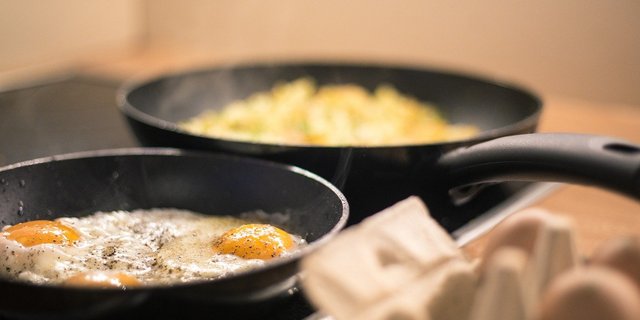 Die Corona-Krise zwingt dazu, zu Hause zu bleiben. Dort wird mehr gekocht und gebacken – dafür muss man Lebensmittel einkaufen, was der Detailhandel spürt. (Bild PIxabay)