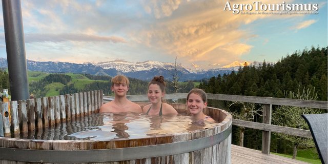 Im gemütlich warmen Wasser können sich Gäste entspannen und den Blick über die Hügellandschaft und die Berge schweifen lassen. (Bilder Jasmine Baumann)