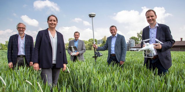 Die Vertreterinnen und Vertreter der Partner der Versuchsstation Smarte Technologien. Von links nach rechts: Ulrich Ryser, Nadja El Benni, Christian Eggenberger, Ueli Bleiker, Markus Leumann. (Bild Agroscope / Gabriela Brändle)