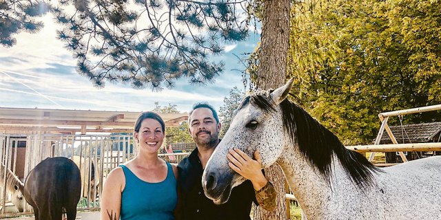 Valérie und Beat Mader führen nebst dem Landwirtschaftsbetrieb mit Pferdepension auch ein Jugendheim für betreutes Wohnen und Arbeiten. (Bild zVg)