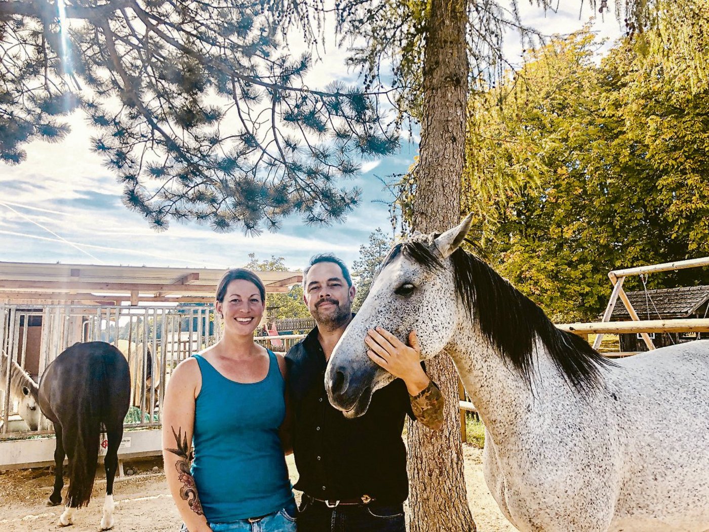 Valérie und Beat Mader führen nebst dem Landwirtschaftsbetrieb mit Pferdepension auch ein Jugendheim für betreutes Wohnen und Arbeiten. (Bild zVg)