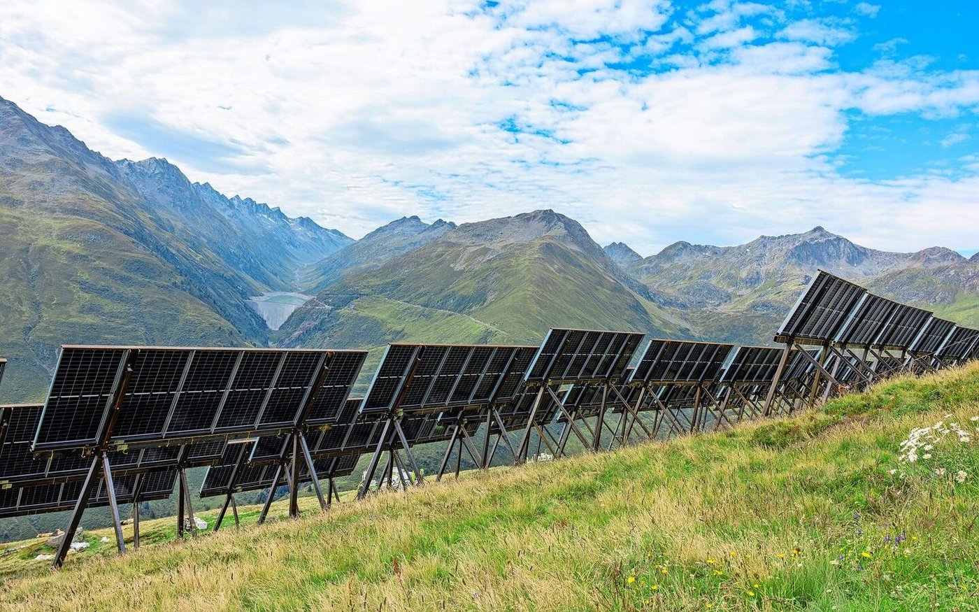 In Sedrun GR wurden die ersten PV-Modultische auf 2000 m ü. M. bereits installiert. Im oberen Bereich soll die Sömmerungsweide erhalten bleiben.