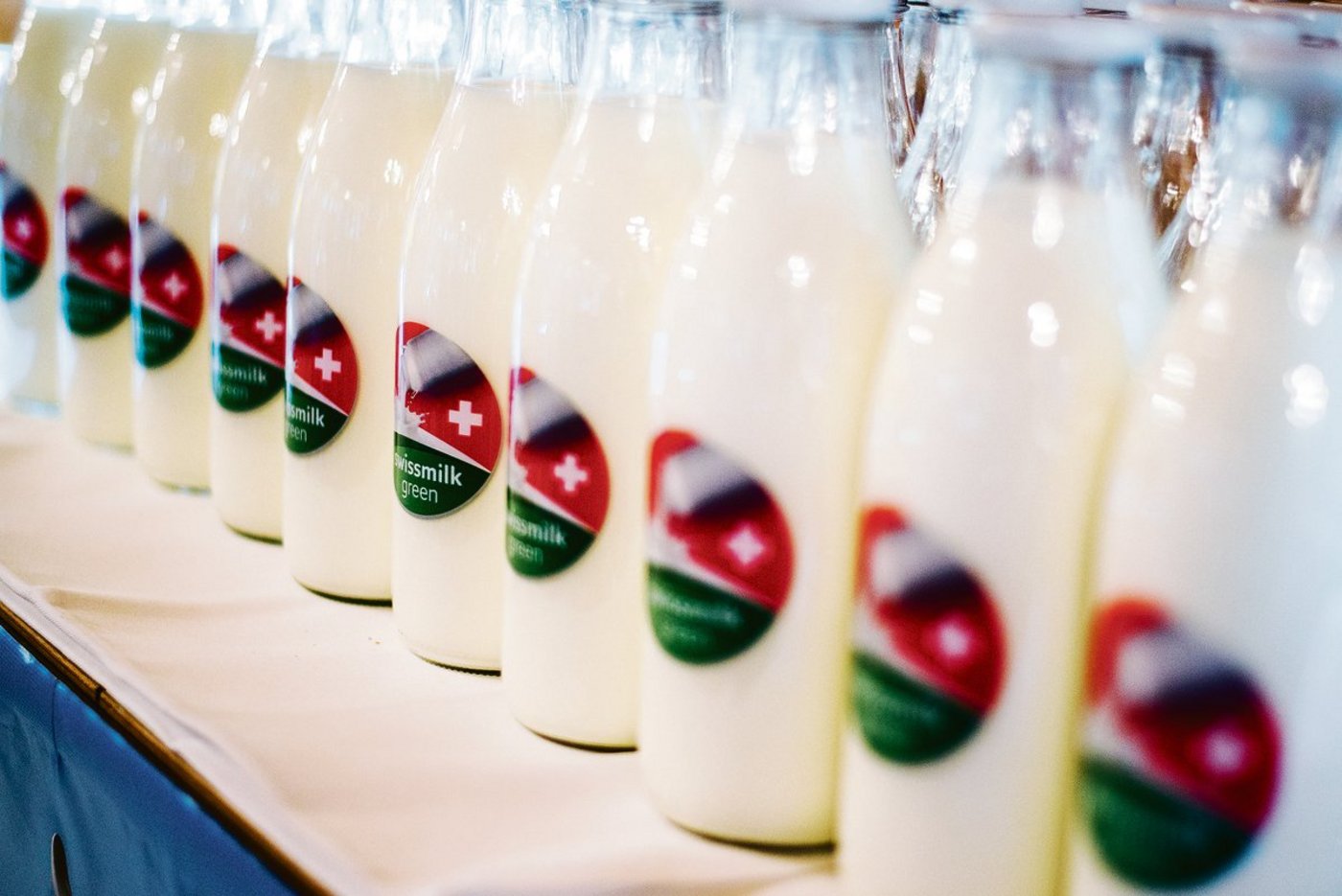 Wer beim Programm Grüner Teppich mitmacht, bekommt einen Preiszuschlag von drei Rappen auf die A-Molkereimilch.(Bild BauZ)