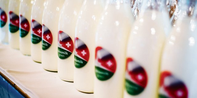 Wer beim Programm Grüner Teppich mitmacht, bekommt einen Preiszuschlag von drei Rappen auf die A-Molkereimilch.(Bild BauZ)