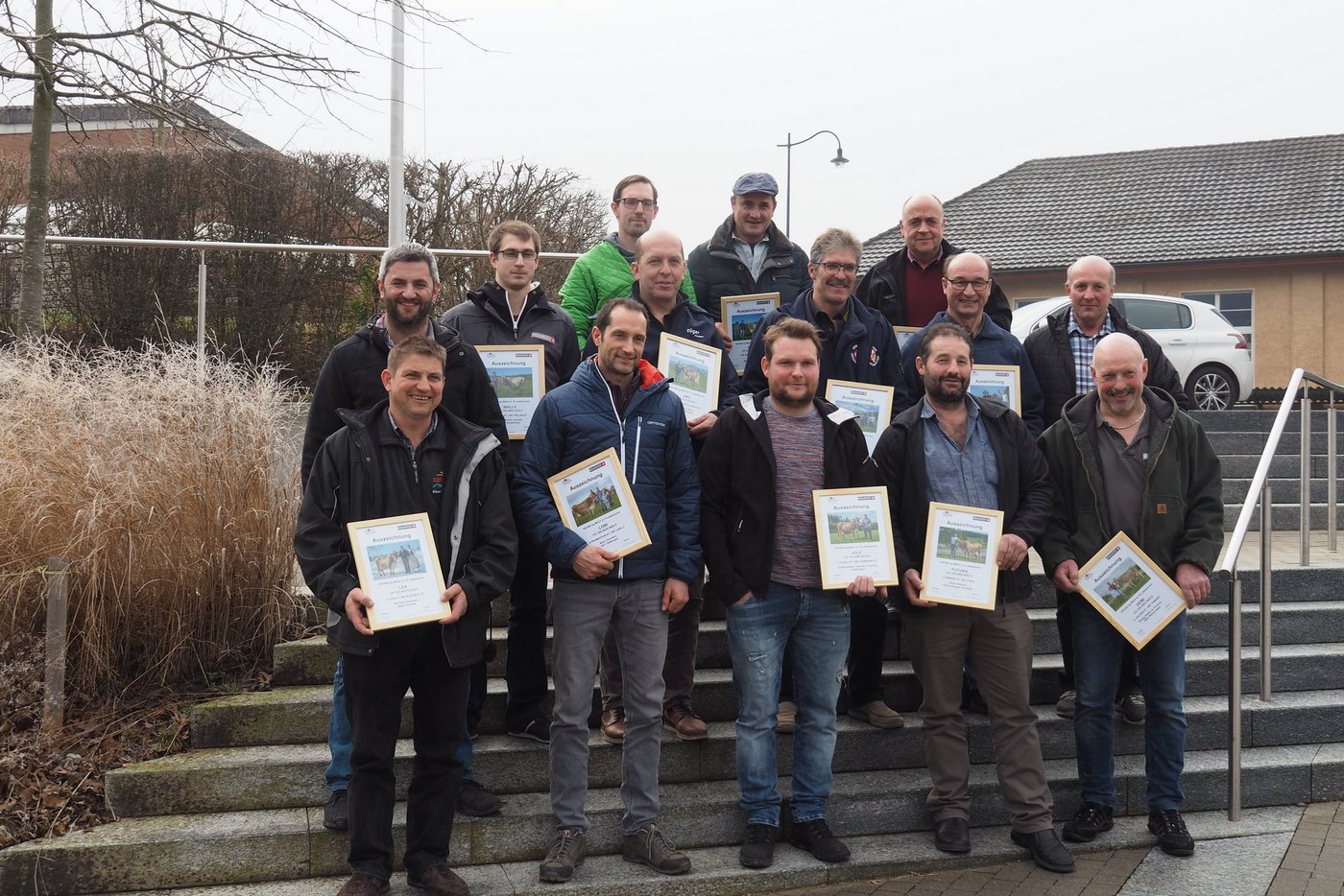Sie haben eine Kuh mit einer Lebensleistung von über 100 000 Kilogramm Milch im Stall stehen. (Bilder Christian Weber)