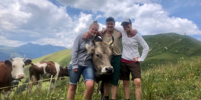 Das Bummere-Team: Alena Feuerstein, Martin Bergmann und Jasmine Baumann, erlebt einen coolen Alpsommer. (Bild zVg)