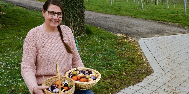 Die Bäuerin Katharina Nyffeler-Leibundgut färbt jedes Jahr für ihre Kunden mehrere hundert Ostereier.(Bild Benildis Bentolila)