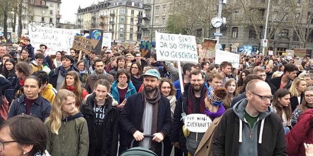Allein in Zürich demonstrierten 15'000 Personen für einen sorgsameren Umgang mit Mutter Erde. (Bild Daniel Kellenberger/Facebook)