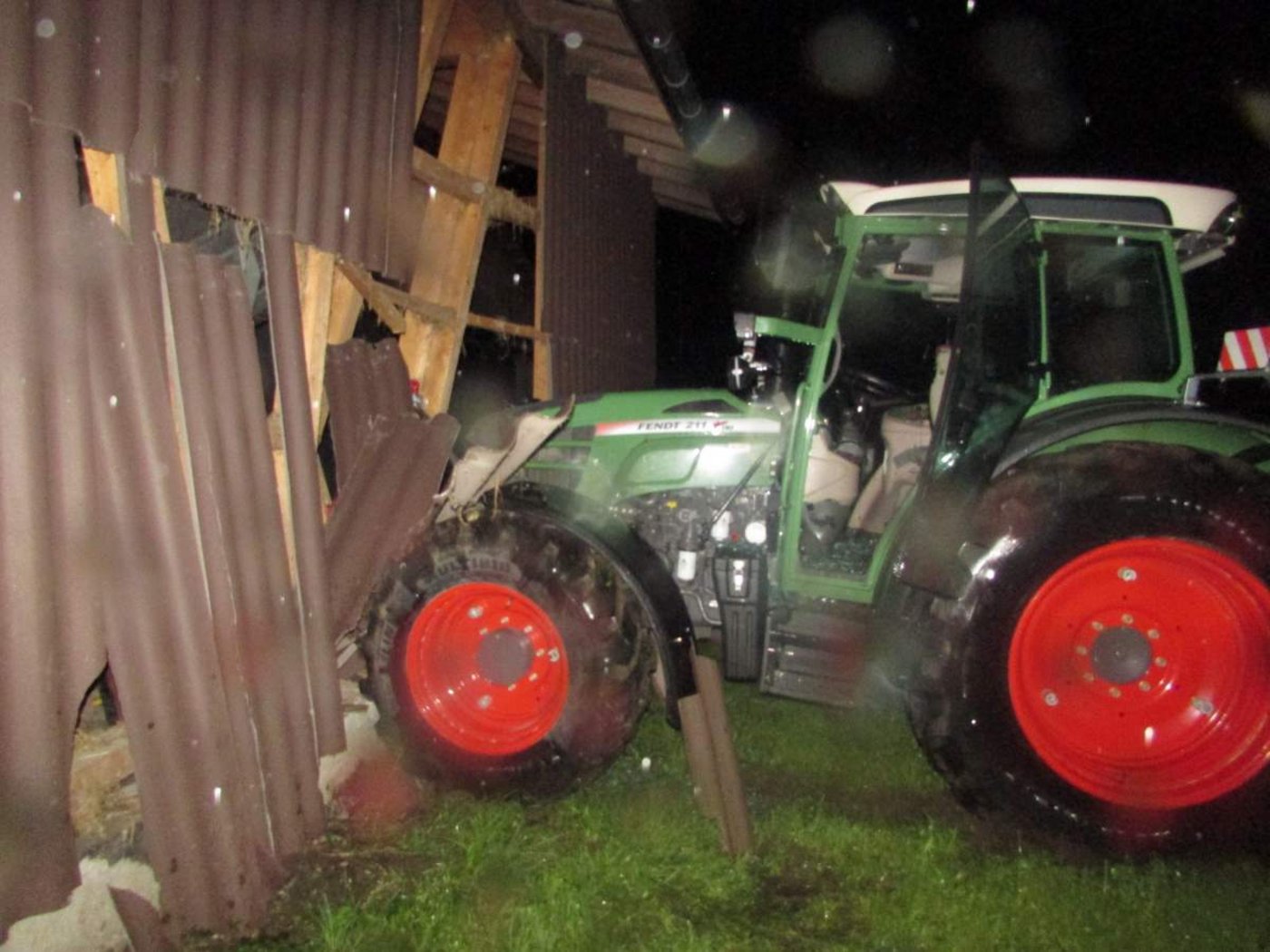 Der Traktor war in Fahrtrichtung Elm in Matt unterwegs und kam im Bereich «Rüti» von der Strasse ab. (Bild Kapo GL)