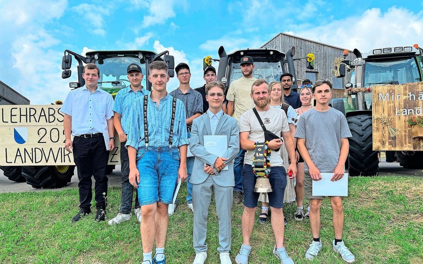 Herzliche Gratulation den Agrarpraktiker(innen) zum erfolgreichen Abschluss. Thiemo Rüegg aus Adlikon bei Andelfingen bekam eine Glocke für seine super gute Abschlussnote.