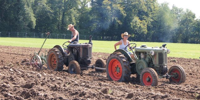 In Möriken waren einige Oldtimer auch in Aktion zu sehen. (Bild rae)