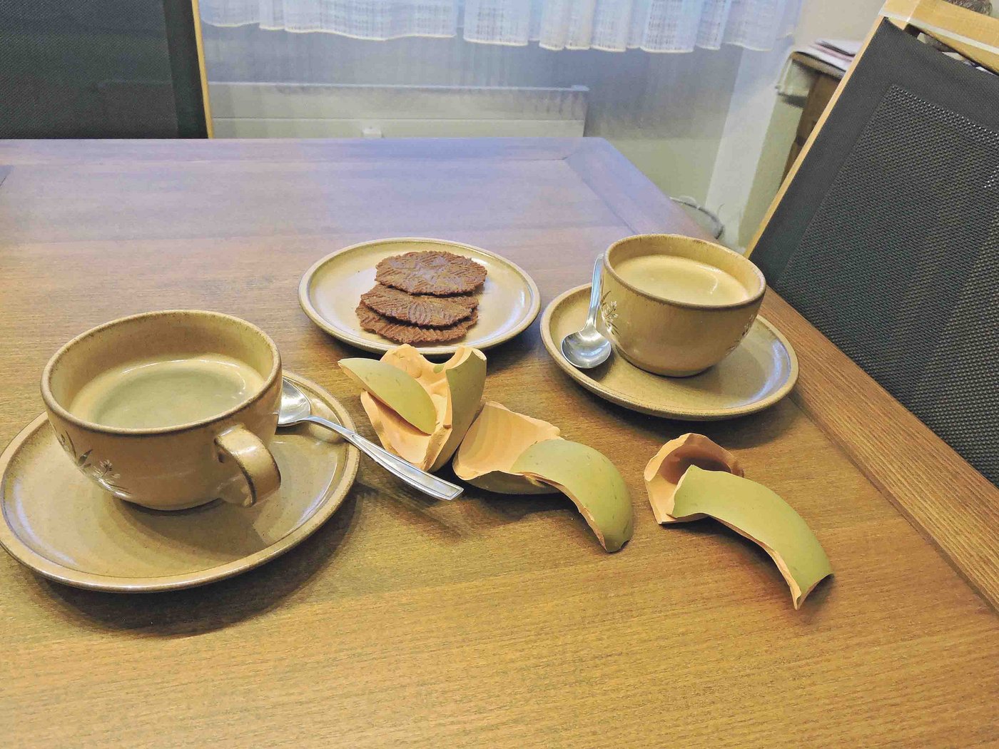 Es ist besser loszulassen, bevor Scherben entstehen. Bei einer Tasse Kaffee oder Tee kann Loslassen geübt und allfällige Scherben können gekittet werden. (Symbolbild Barbara Heiniger