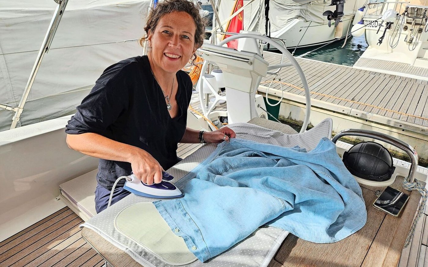 Bügeln an Bord: Auch Hausarbeiten gehören für die Aargauerin mit zum Alltag auf dem Meer.