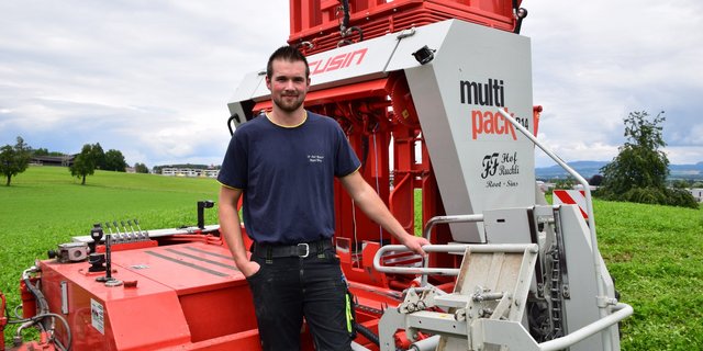 Der junge Landwirt Marc Ruckli ist sehr zufrieden mit seinem Ballenbündler, der in dieser Saison auf dem Fahrhof im aargauischen Sins zum ersten Mal im Einsatz ist. (Bild Lisa McKenna)
