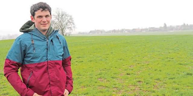 Auf dieser Parzelle von Dominik Bühlmann hat der Bestand an Schermäusen eine solche Dichte erreicht, dass eine Bekämpfung mit Fallen oder Gas aussichtslos ist. Walzen und Übersaaten sind Mittel, um einen noch grösseren Schaden zu verhindern.(Bilder Christian Weber)