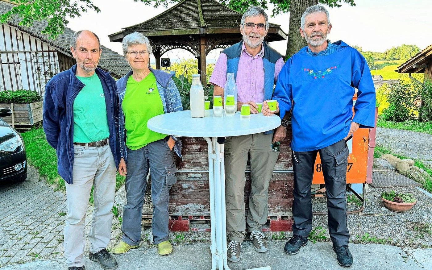 Betriebsleiter Herbert und Brigitte Schär neben Jakob Rohrer und Jakob Hug, die Sojamilch probieren (v. l.). 