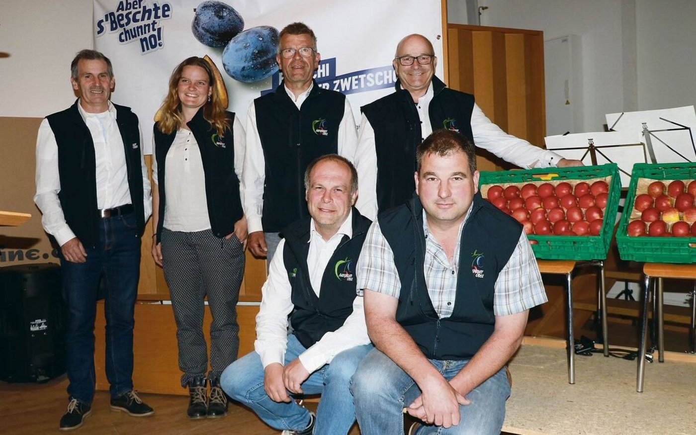 Der Vorstand der Aargauer Obstproduzenten: Jörg Bircher (vorne rechts) folgt auf Franz Freiermuth (hinten links). Im Amt bestätigt wurden Stefanie Geiser, Thomas Schwarz, Bruno Wirth, Andy Steinacher.  