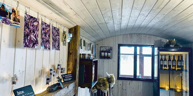 Blick ins Innere von Jürg Adanks neuem Hofladen in Fläsch. Im ausgebauten Bauwagen bietet er jeweils am Wochenende ausgewählte lokal produzierte Produkte an. (Bild Jürg Adank)