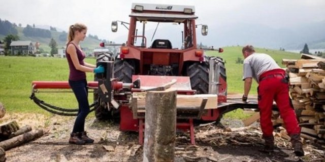 Bei der Arbeit auf dem Bauernhof sammeln Jugendliche viele neue Eindrücke. (Bild zVg/Agriviva)