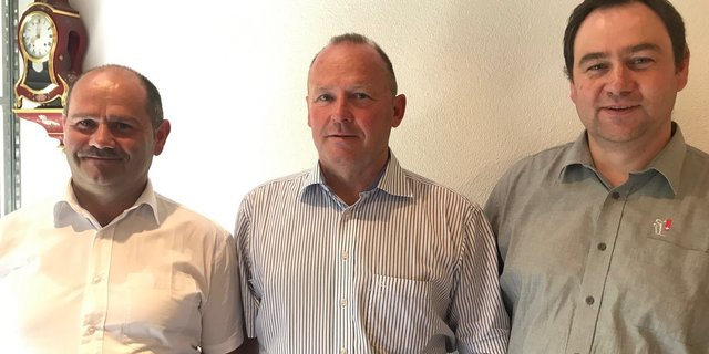 Zeit für zwei neue Verwaltungsmitglieder: Präsident Andreas Aebi mit  Hans Aebischer (l.) und Mathias Gerber (r.). (Bild akr)