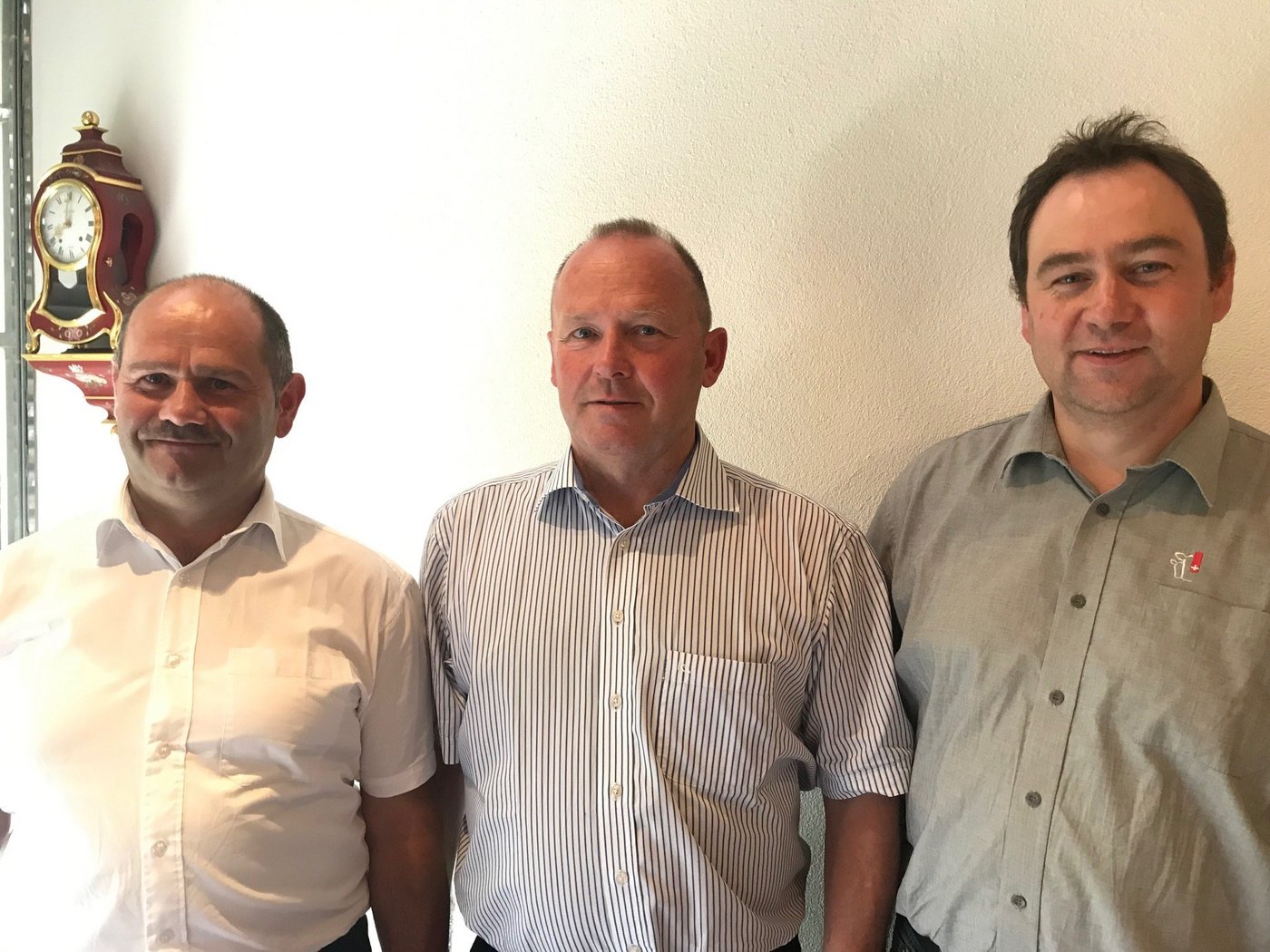 Zeit für zwei neue Verwaltungsmitglieder: Präsident Andreas Aebi mit  Hans Aebischer (l.) und Mathias Gerber (r.). (Bild akr)
