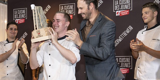 Der Gewinner mit Trophäe. (Bilder Proviande)