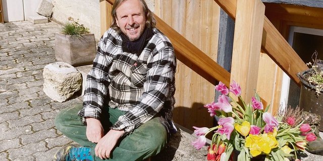 Thomas Disch gab vor fünf Jahren seinen Job als Informatiker auf. Seither bewirtschaftet er den eigenen Hof und setzt dabei auf verschiedene Standbeine. 