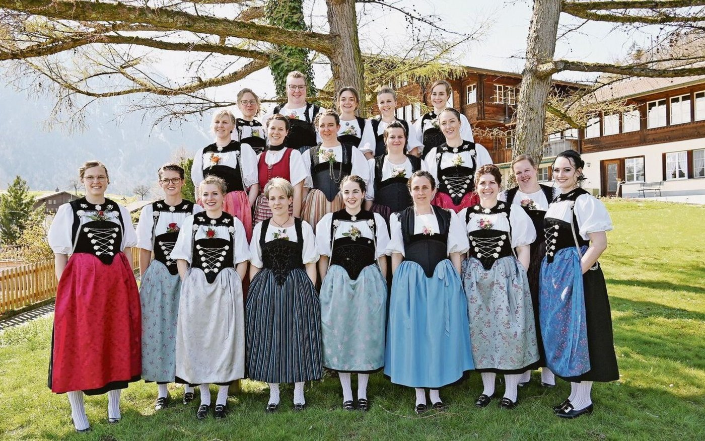 Sieben der 19 Absolventinnen trugen an der Abschlussfeier zum ersten Mal eine Tracht. Die Feier ohne Maske genossen sie sichtlich, war doch diese ständiger Begleiter an den Schultagen. 